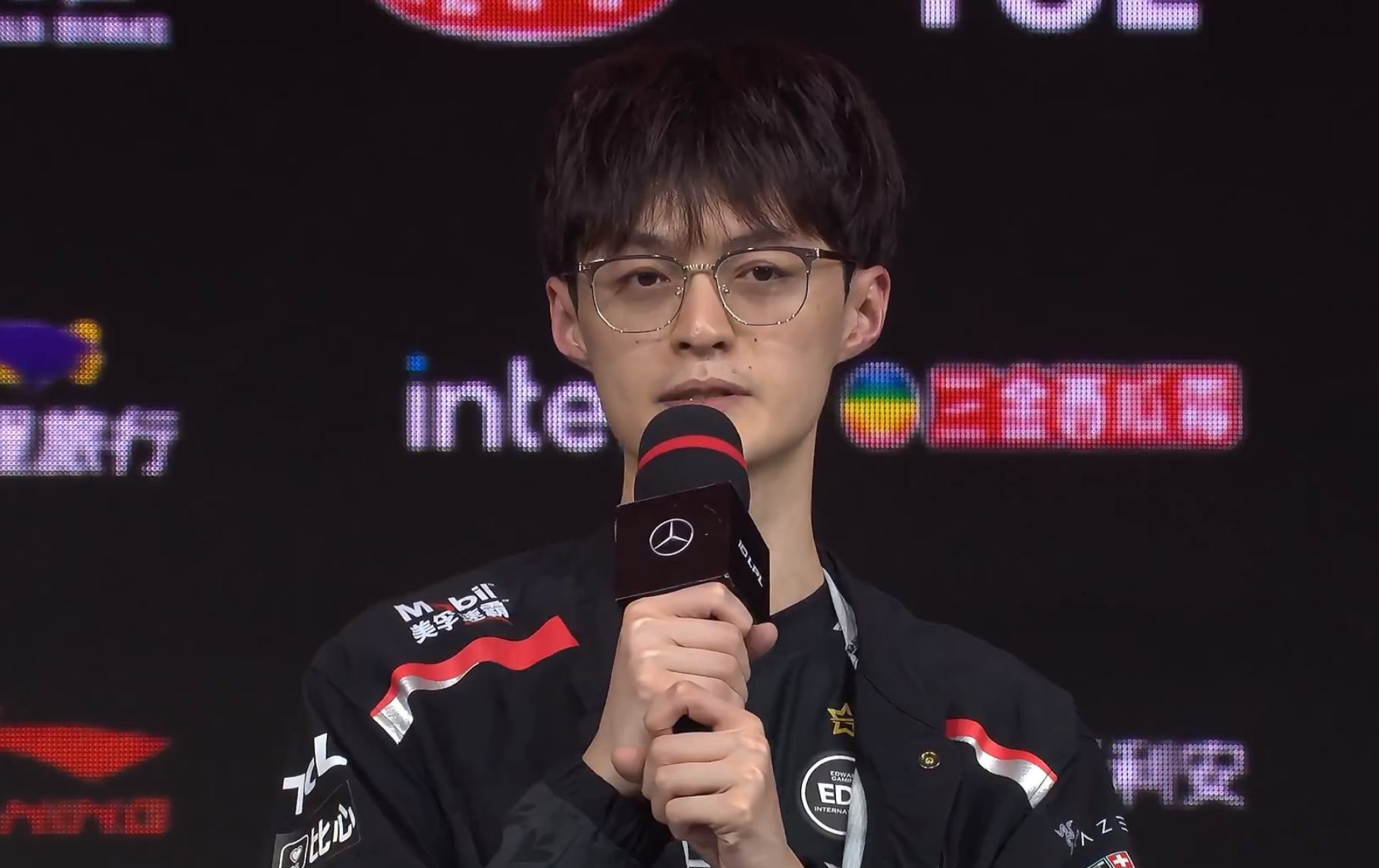 2025英雄联盟S15总决赛-关于里昂赛前绝杀压哨Uzi在FPX比赛中悬念迭起，现场解说直呼：法兰克福再遭质疑备战德甲的信息